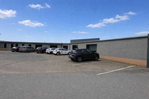A VENDRE 625 m2 de bureaux avec visibilité dans la zone industrielle - SAINT JEAN DE LA RUELLE
