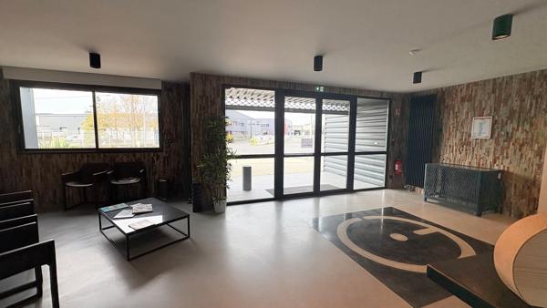 A VENDRE 625 m2 de bureaux avec visibilité dans la zone industrielle - SAINT JEAN DE LA RUELLE
