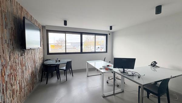 A VENDRE 625 m2 de bureaux avec visibilité dans la zone industrielle - SAINT JEAN DE LA RUELLE