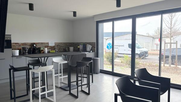 A VENDRE 625 m2 de bureaux avec visibilité dans la zone industrielle - SAINT JEAN DE LA RUELLE