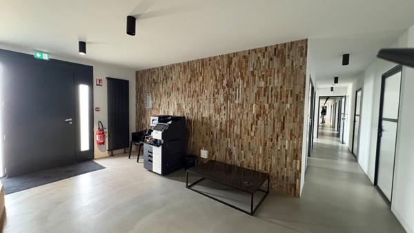 A VENDRE 625 m2 de bureaux avec visibilité dans la zone industrielle - SAINT JEAN DE LA RUELLE