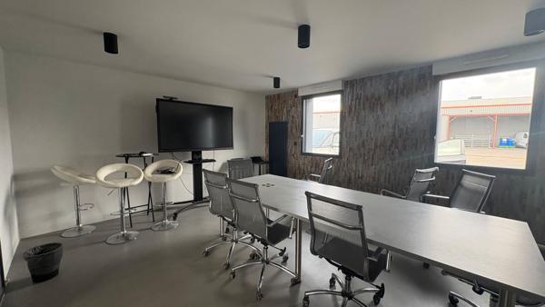 A VENDRE 625 m2 de bureaux avec visibilité dans la zone industrielle - SAINT JEAN DE LA RUELLE