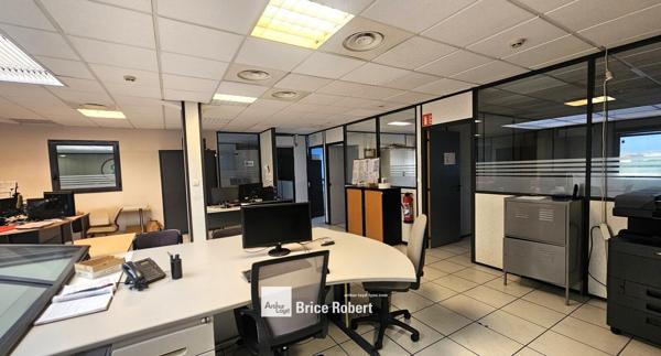 Bureaux à vendre ou à louer à Vaulx-en-Velin avec parkings et accès facile
