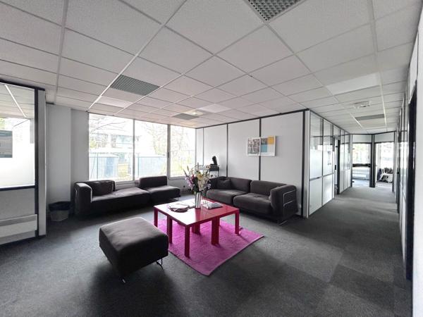 Bureaux à vendre de plain-pied avec parking à proximité de Mérignac aéroport