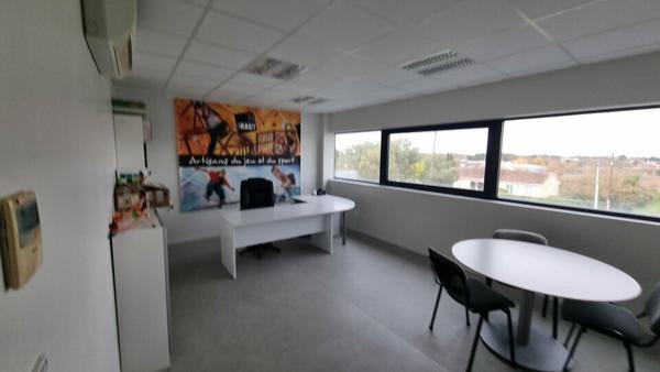 À VENDRE – Local d'activité de 500m² moderne et rare à Lusignan (86)