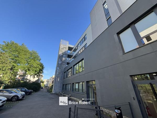 Bureaux à vendre ou à louer à Vaulx-en-Velin avec grande terrasse privative