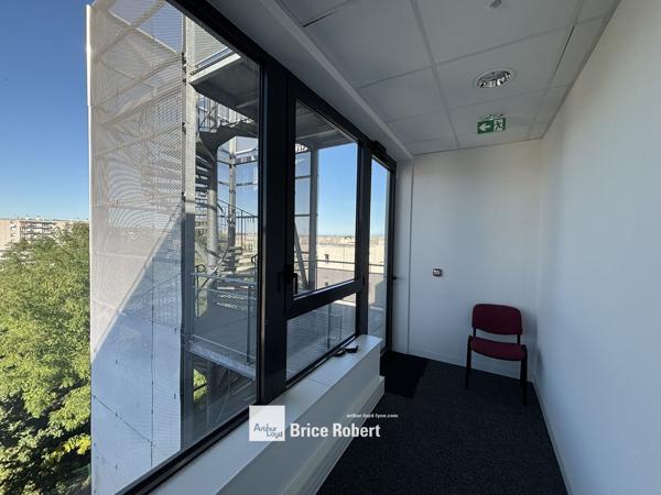 Bureaux à vendre ou à louer à Vaulx-en-Velin avec grande terrasse privative