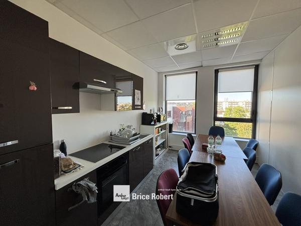 Bureaux à vendre ou à louer à Vaulx-en-Velin avec grande terrasse privative