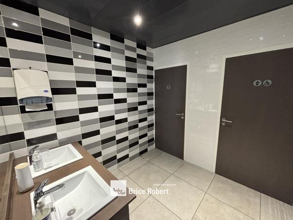 Bureaux à vendre ou à louer à Vaulx-en-Velin avec grande terrasse privative