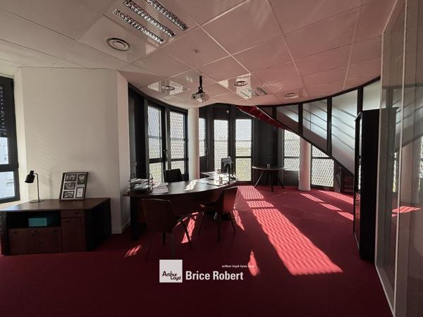 Bureaux à vendre ou à louer à Vaulx-en-Velin avec grande terrasse privative