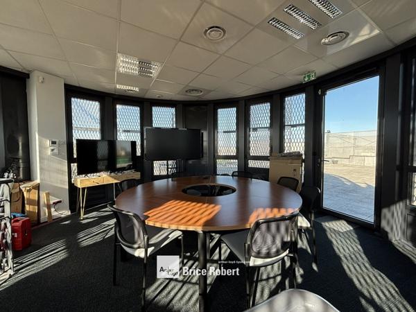 Bureaux à vendre ou à louer à Vaulx-en-Velin avec grande terrasse privative