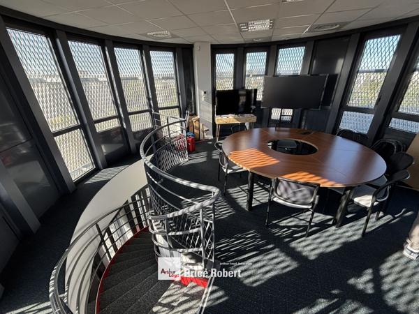 Bureaux à vendre ou à louer à Vaulx-en-Velin avec grande terrasse privative