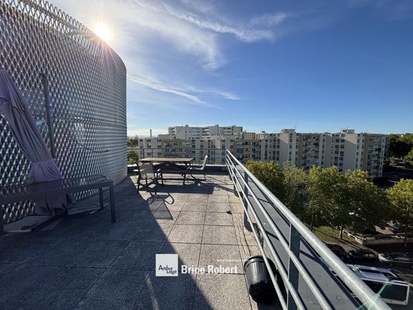 Bureaux à vendre ou à louer à Vaulx-en-Velin avec grande terrasse privative