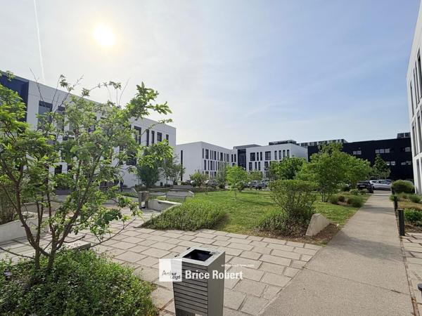 Bureaux à louer à Lyon 7ème dans parc tertiaire avec parkings privatifs