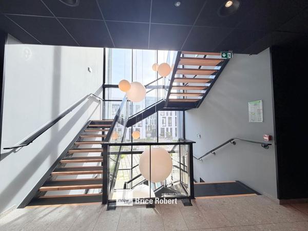 Bureaux à louer à Lyon 7ème dans parc tertiaire avec parkings privatifs