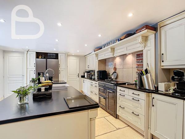 Puy-l'Évêque (46700) Une Maison Alliant Élégance et Raffinement