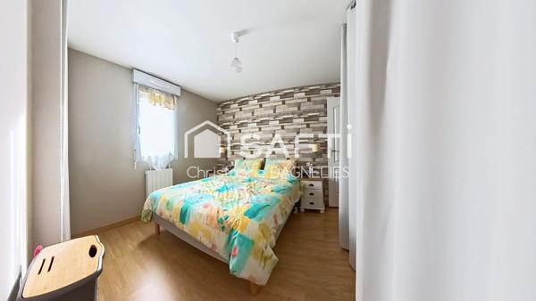 Maison familiale avec jardin paysager - 3 chambres, bureau, garage et véranda.