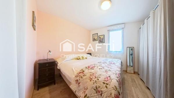 Maison familiale avec jardin paysager - 3 chambres, bureau, garage et véranda.