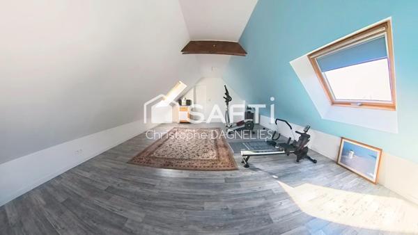 Maison familiale avec jardin paysager - 3 chambres, bureau, garage et véranda.