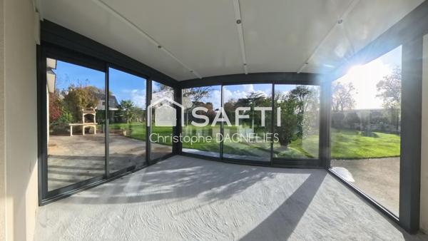 Maison familiale avec jardin paysager - 3 chambres, bureau, garage et véranda.