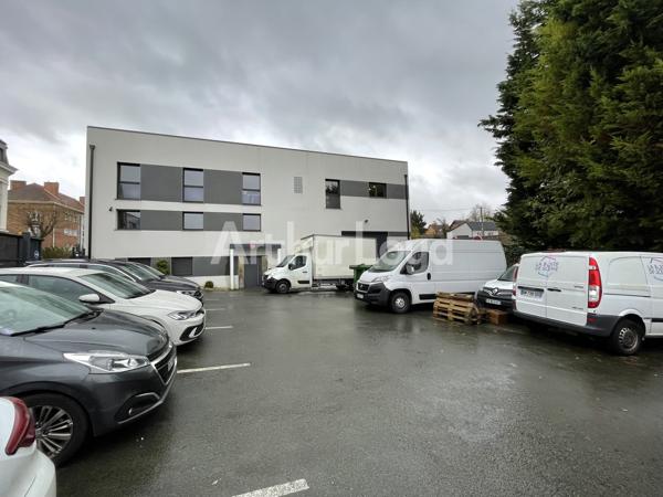 Immeuble de bureaux à louer à Liévin avec stockage et parking privatif