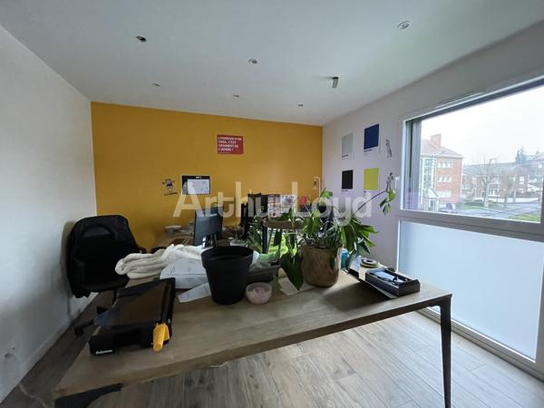Immeuble de bureaux à louer à Liévin avec stockage et parking privatif