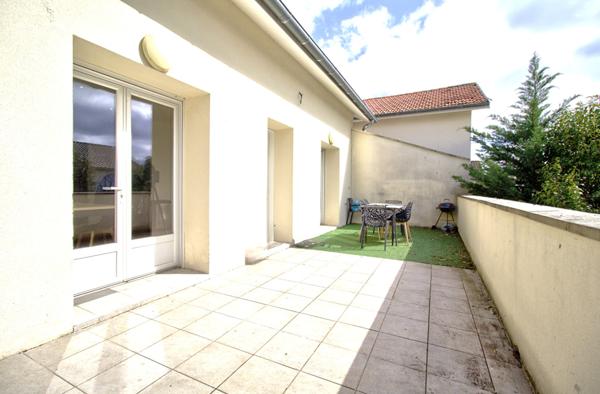 AGEN - Immeuble de rapport entièrement rénové composé de 2 appartements avec garage et terrasses et jardin
