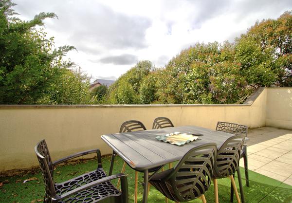 AGEN - Immeuble de rapport entièrement rénové composé de 2 appartements avec garage et terrasses et jardin