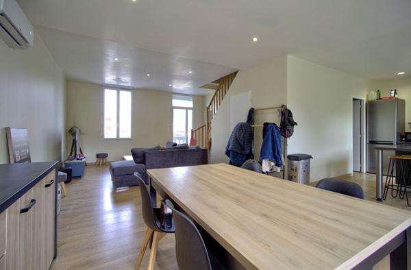 AGEN - Immeuble de rapport entièrement rénové composé de 2 appartements avec garage et terrasses et jardin