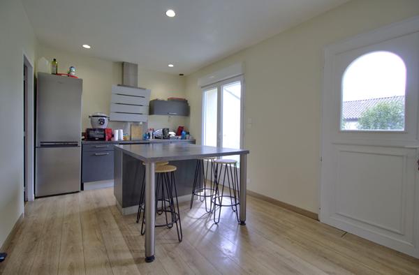 AGEN - Immeuble de rapport entièrement rénové composé de 2 appartements avec garage et terrasses et jardin