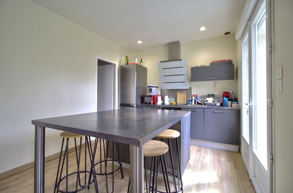 AGEN - Immeuble de rapport entièrement rénové composé de 2 appartements avec garage et terrasses et jardin