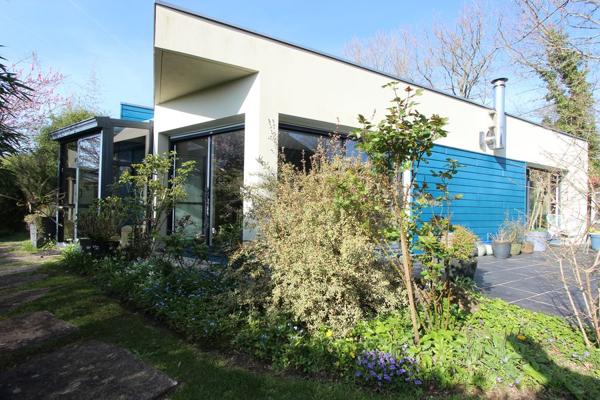 UN LUMINEUX PLAIN-PIED CONTEMPORAIN & SON BEAU JARDIN, PROCHE CENTRE-VILLE. -