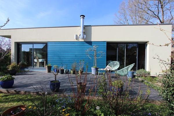 UN LUMINEUX PLAIN-PIED CONTEMPORAIN & SON BEAU JARDIN, PROCHE CENTRE-VILLE. -