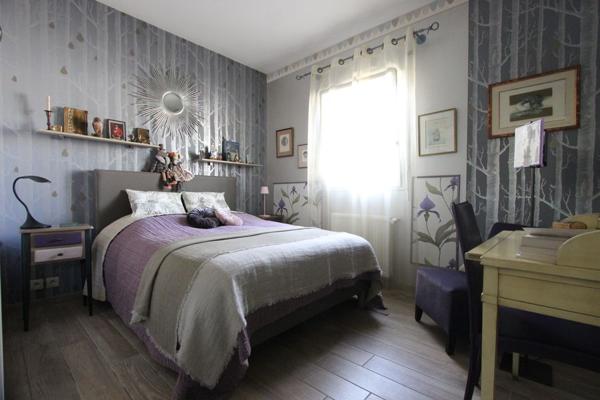 UN LUMINEUX PLAIN-PIED CONTEMPORAIN & SON BEAU JARDIN, PROCHE CENTRE-VILLE. -