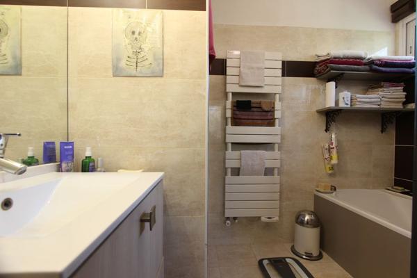 UN LUMINEUX PLAIN-PIED CONTEMPORAIN & SON BEAU JARDIN, PROCHE CENTRE-VILLE. -
