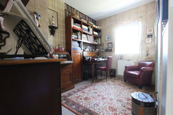 UN LUMINEUX PLAIN-PIED CONTEMPORAIN & SON BEAU JARDIN, PROCHE CENTRE-VILLE. -