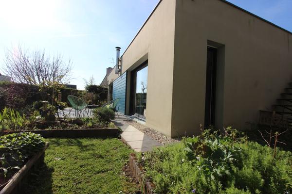 UN LUMINEUX PLAIN-PIED CONTEMPORAIN & SON BEAU JARDIN, PROCHE CENTRE-VILLE. -