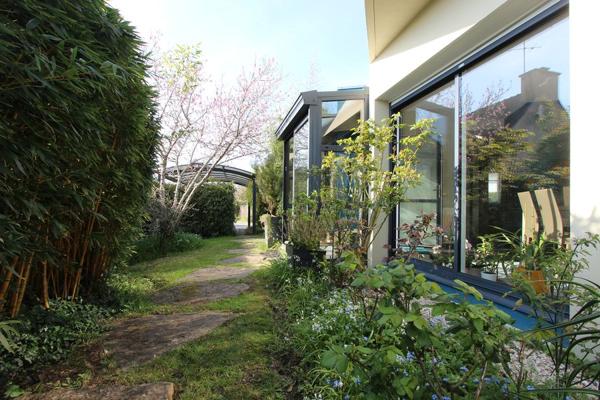 UN LUMINEUX PLAIN-PIED CONTEMPORAIN & SON BEAU JARDIN, PROCHE CENTRE-VILLE. -