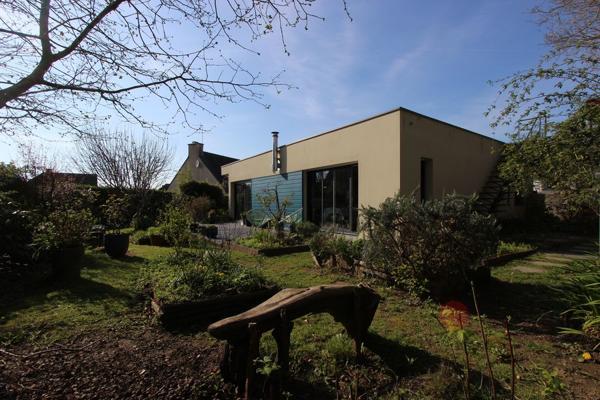 UN LUMINEUX PLAIN-PIED CONTEMPORAIN & SON BEAU JARDIN, PROCHE CENTRE-VILLE. -