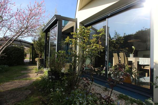 UN LUMINEUX PLAIN-PIED CONTEMPORAIN & SON BEAU JARDIN, PROCHE CENTRE-VILLE. -