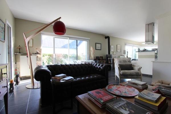UN LUMINEUX PLAIN-PIED CONTEMPORAIN & SON BEAU JARDIN, PROCHE CENTRE-VILLE. -