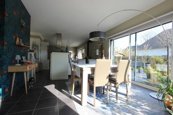 UN LUMINEUX PLAIN-PIED CONTEMPORAIN & SON BEAU JARDIN, PROCHE CENTRE-VILLE. -