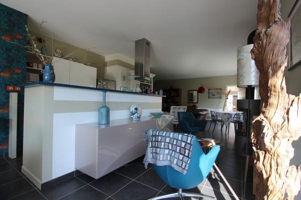 UN LUMINEUX PLAIN-PIED CONTEMPORAIN & SON BEAU JARDIN, PROCHE CENTRE-VILLE. -