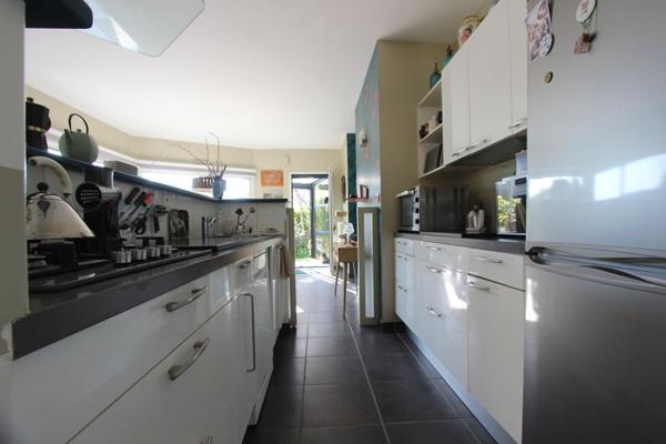 UN LUMINEUX PLAIN-PIED CONTEMPORAIN & SON BEAU JARDIN, PROCHE CENTRE-VILLE. -