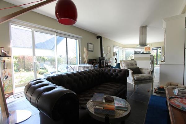 UN LUMINEUX PLAIN-PIED CONTEMPORAIN & SON BEAU JARDIN, PROCHE CENTRE-VILLE. -