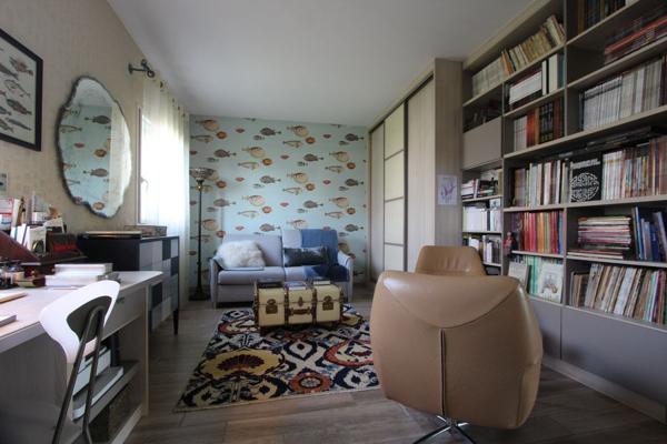 UN LUMINEUX PLAIN-PIED CONTEMPORAIN & SON BEAU JARDIN, PROCHE CENTRE-VILLE. -