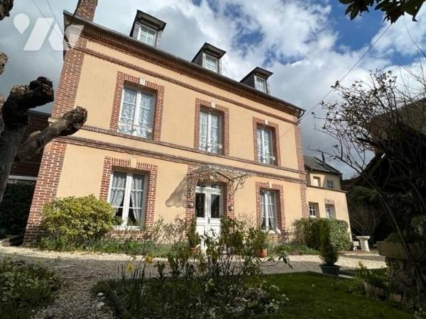 ORBEC RARE A LA VENTE JOLIE MAISON DE CENTRE VILLE AVEC JARDIN ET COMMERCES A PIED