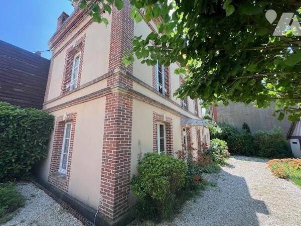 ORBEC RARE A LA VENTE JOLIE MAISON DE CENTRE VILLE AVEC JARDIN ET COMMERCES A PIED