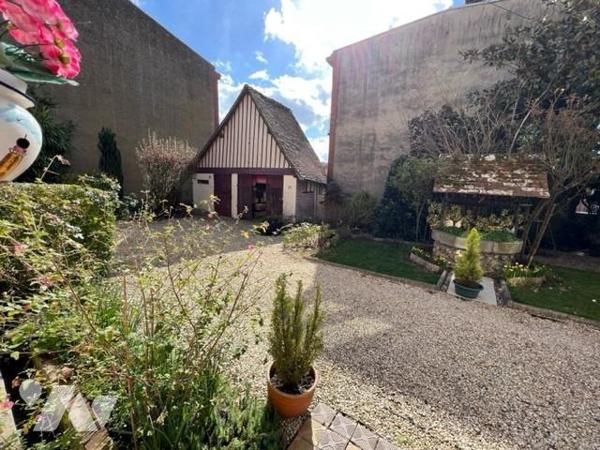 ORBEC RARE A LA VENTE JOLIE MAISON DE CENTRE VILLE AVEC JARDIN ET COMMERCES A PIED