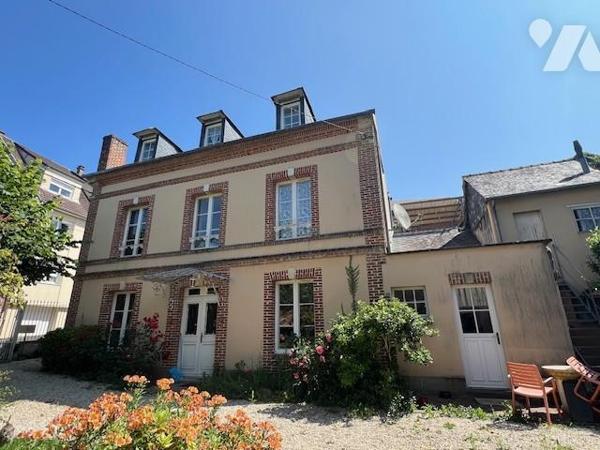 ORBEC RARE A LA VENTE JOLIE MAISON DE CENTRE VILLE AVEC JARDIN ET COMMERCES A PIED